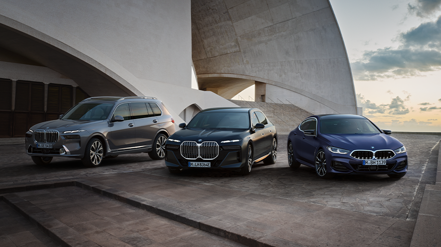 BMW M760Li xDrive Berline G11 G12 2019 Frozen Dark Silver metallic, vue de trois quarts arrière devant un décor urbain BMW M760Li xDrive Berline G11 G12 2019 Frozen Dark Silver metallic, vue de trois quarts arrière devant un décor urbain